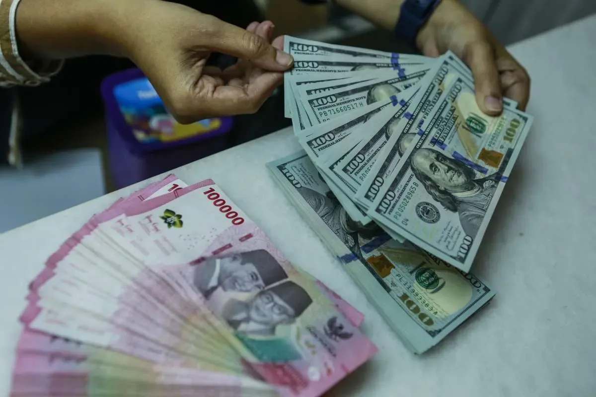 Sebut Rupiah Terlalu Lemah, Ekonom Trimegah Sentil Kebijakan Fiskal dan Moneter yang Tak Sinkron