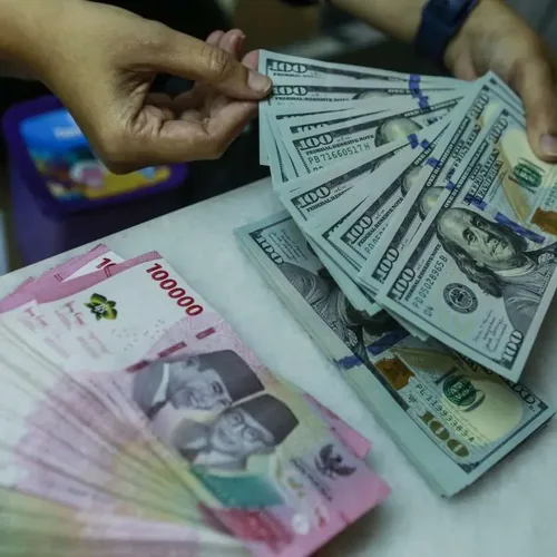 Sebut Rupiah Terlalu Lemah, Ekonom Trimegah Sentil Kebijakan Fiskal dan Moneter yang Tak Sinkron